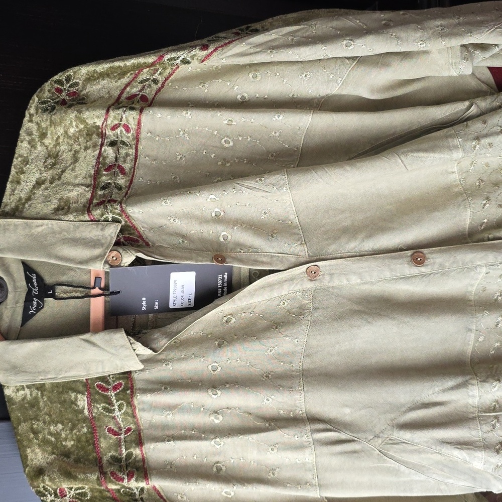 Vintage Green Button-Up Shirt Beautiful Details So Brsutiful Discounted So Low